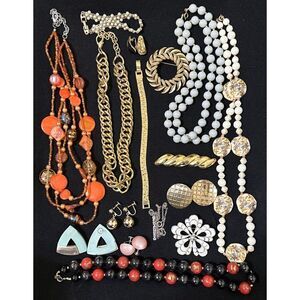 Vintage Mixed costume jewelry LOT earrings necklace bracelet gold silver tone ++